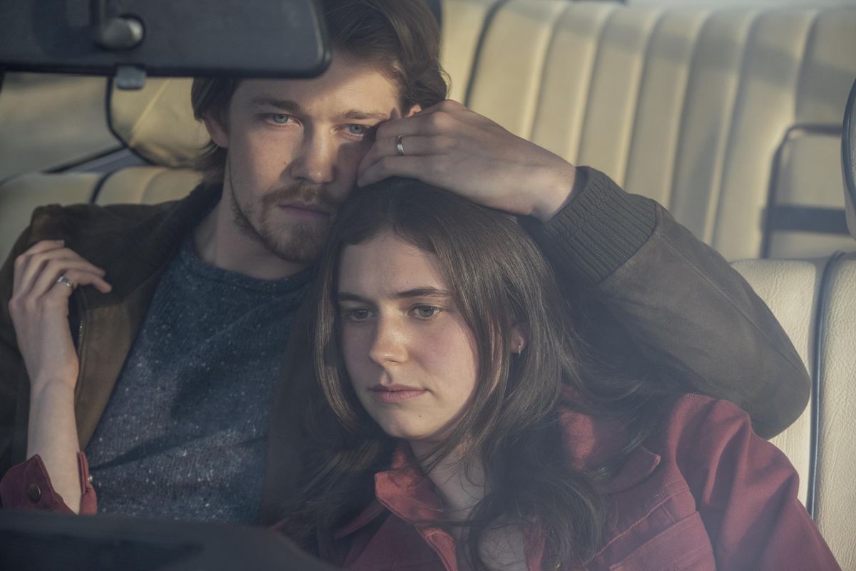 Nick (Joe Alwyn) together with Frances (Alison Oliver) for 'Conversations With Friends'.