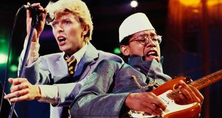 David Bowie and Carlos Alomar onstage in the &#039;80s, with Alomar soloing on a red Stratocaster