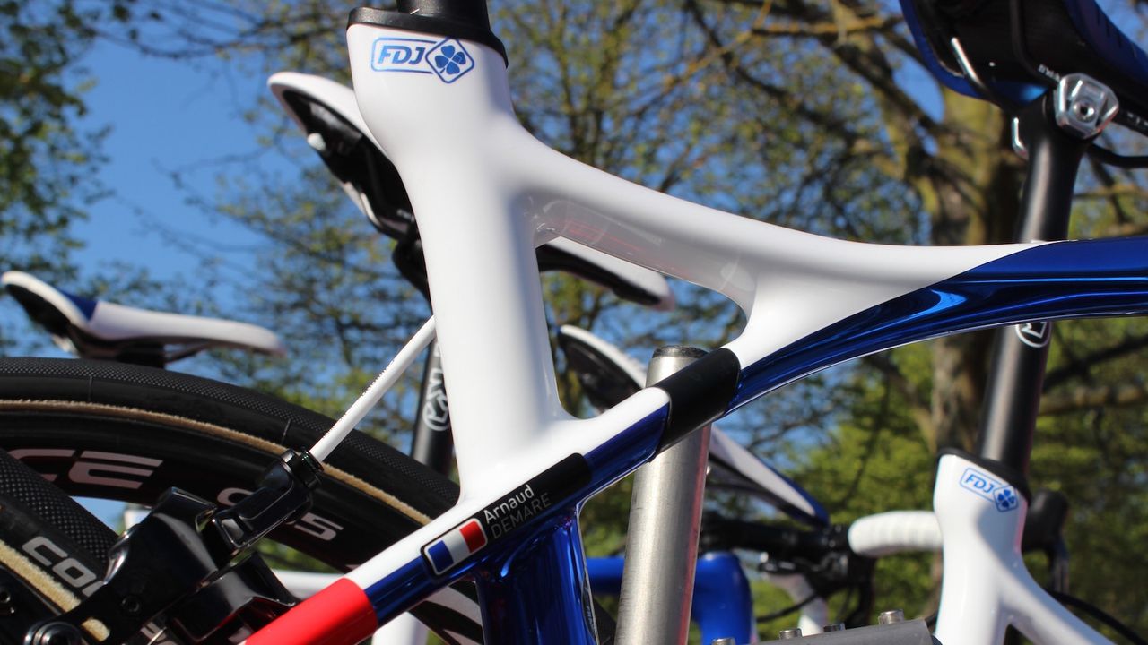 The new Lapierre Pulsium has a pronounced curve in the top tube and an elastomer in the down section of the upper triangle