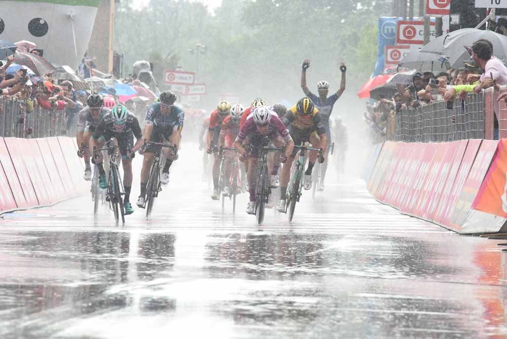 QuickStep celebrate another perfect lead-out for Viviani in 2018