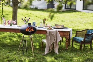 outdoor grill ideas: outdoor dining on lawn