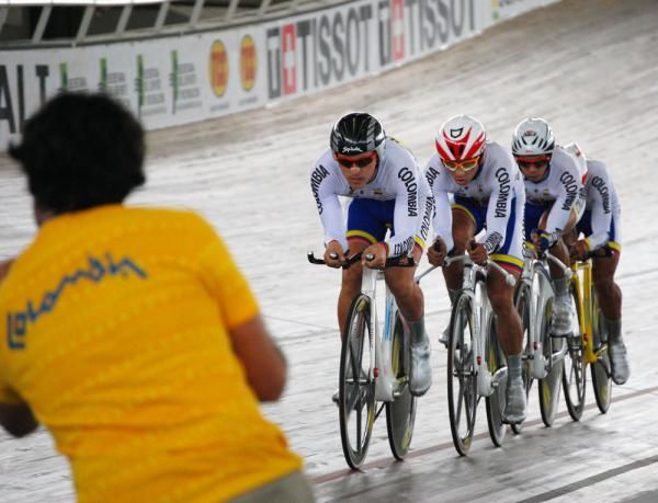 Colombia's team pursuit squad, on their way to victory