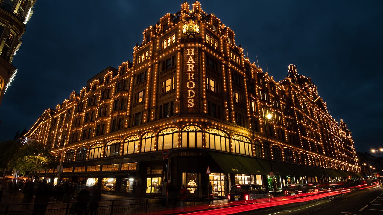 Harrods lit up by Xmas lights - harrods boxing day sale