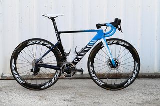 Bicicleta Movistar equipada com SRAM