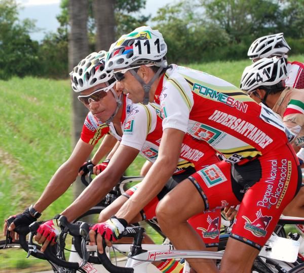 Hernan Buenahora and Remberto Jaramillo, two Formesan-Panachi-Inder Santander teammates strategize
