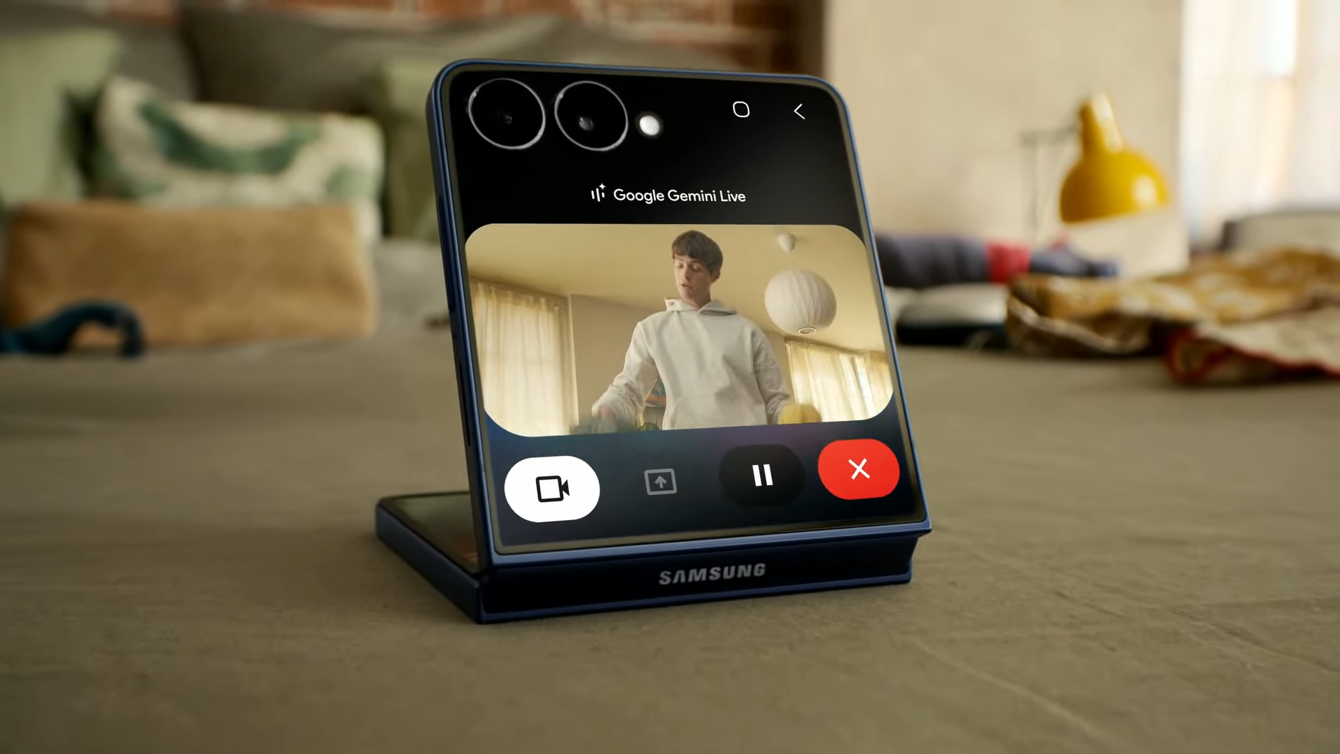 Gemini Live on Z Flip 7 front screen