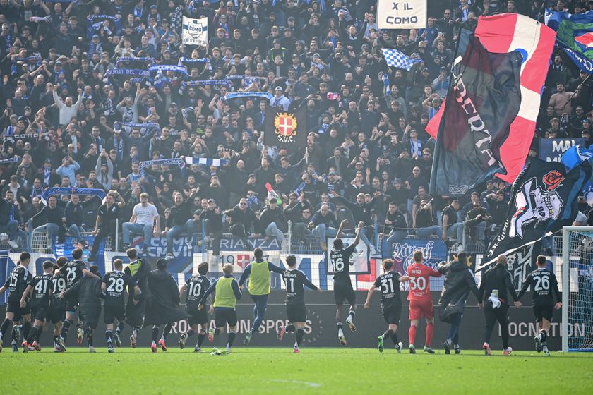 Como players celebrate their 2-1 win over Napoli in February 2025 in front of a raucous crowd of celebrating fans