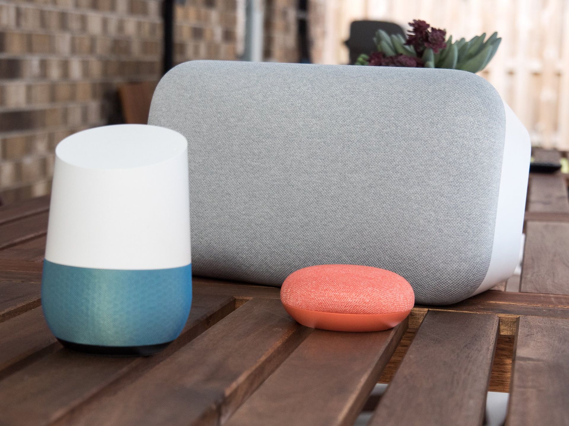 Google home. Google Home Max.