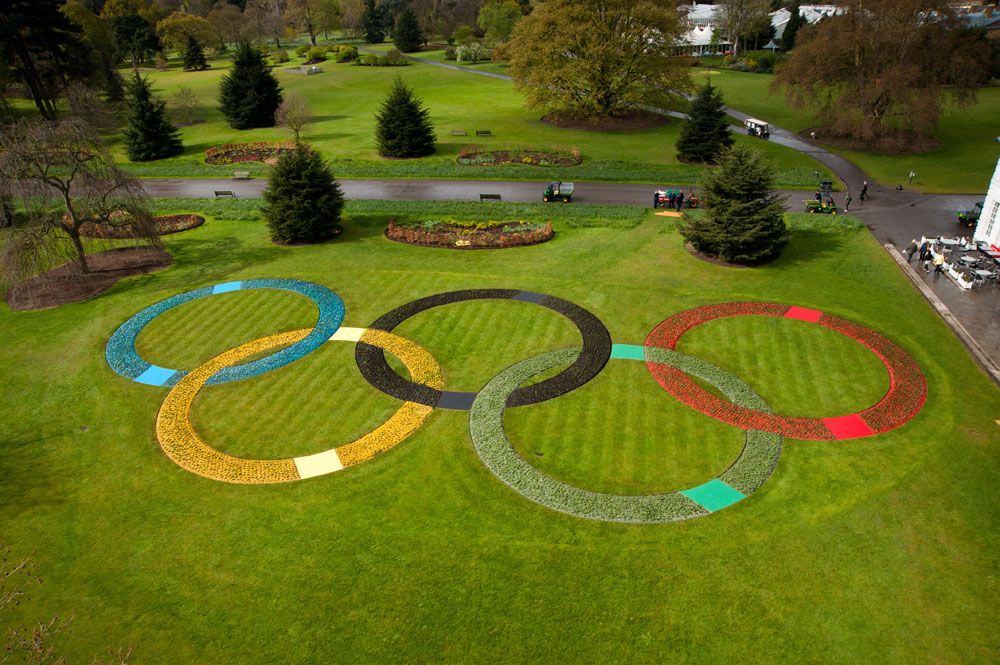 The Olympic rings rendered in flowers at London&#039;s Kew Gardens