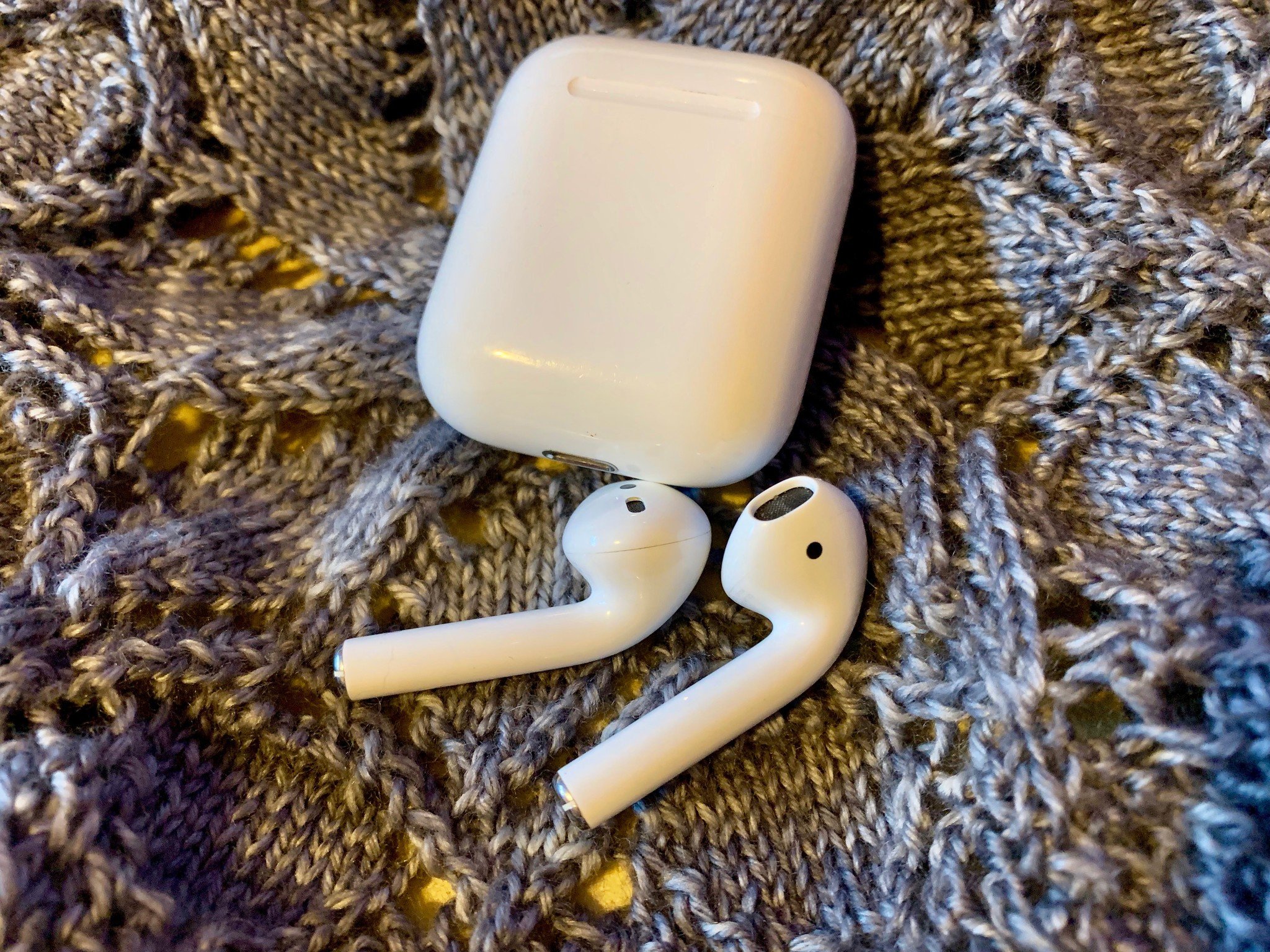 Потерялся наушник от airpods как найти