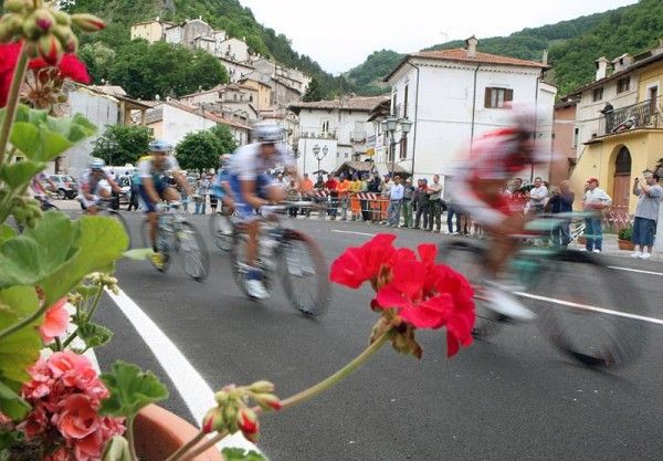 Riders pass through Roccaraso 33.9 kilometres into stage 18.