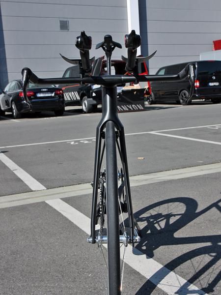 Like all good time trial bikes these days, the upcoming Canyon Speedmax CF boasts a very clean frontal profile.
