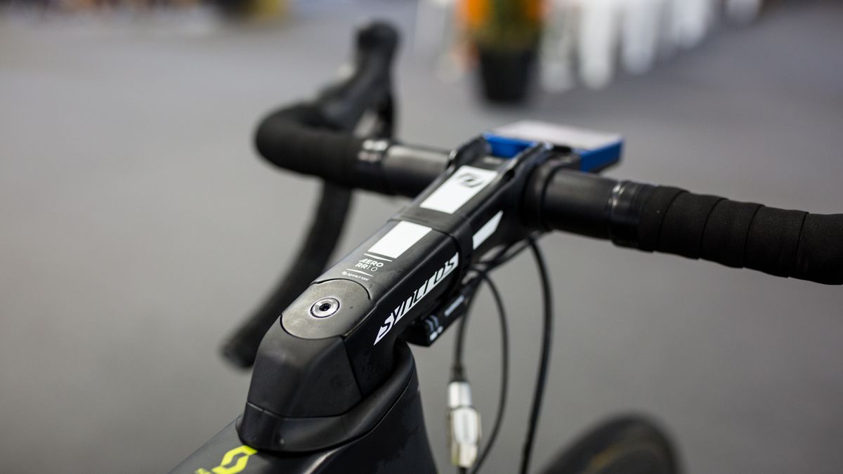 The aero stem measured 145mm from centre of steerer to centre of handlebars