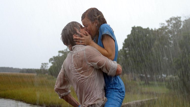 the notebook allie and noah kissing in the rain