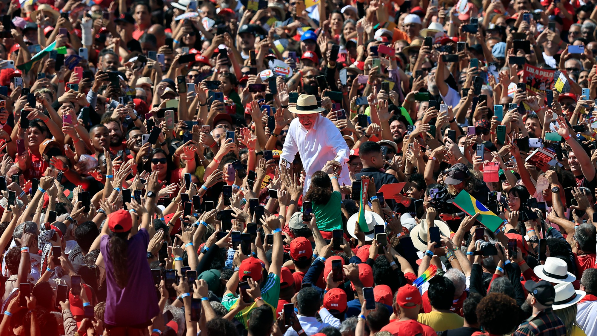 Luiz Inacio Lula da Silva (C) greets supporters during a campaign rally at 1&ordm; de Mayo municipal stadium in Sao Bernardo do Campo, state of Sao Paulo, Brazil, on August 16