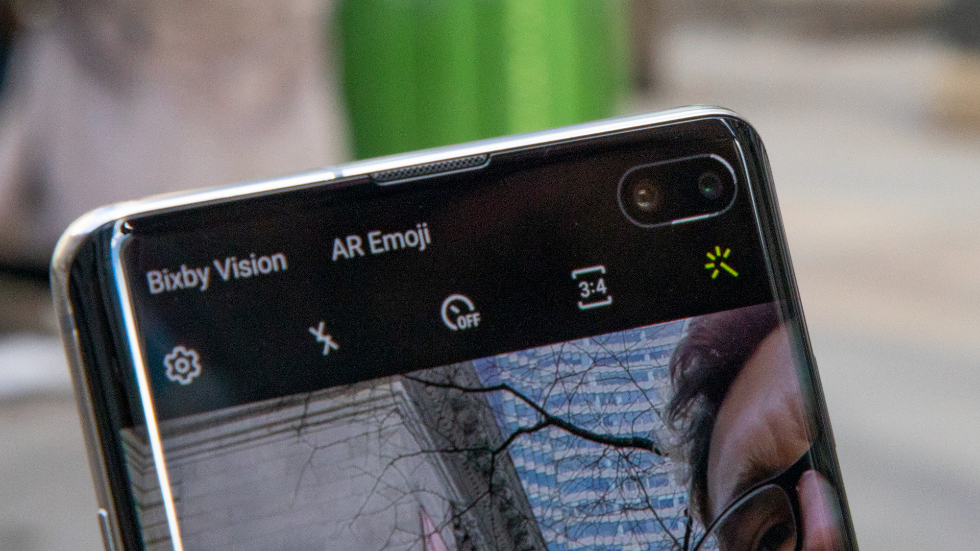 Man har to frontvendte kameraer på Galaxy S10 Plus. Bilde: TechRadar