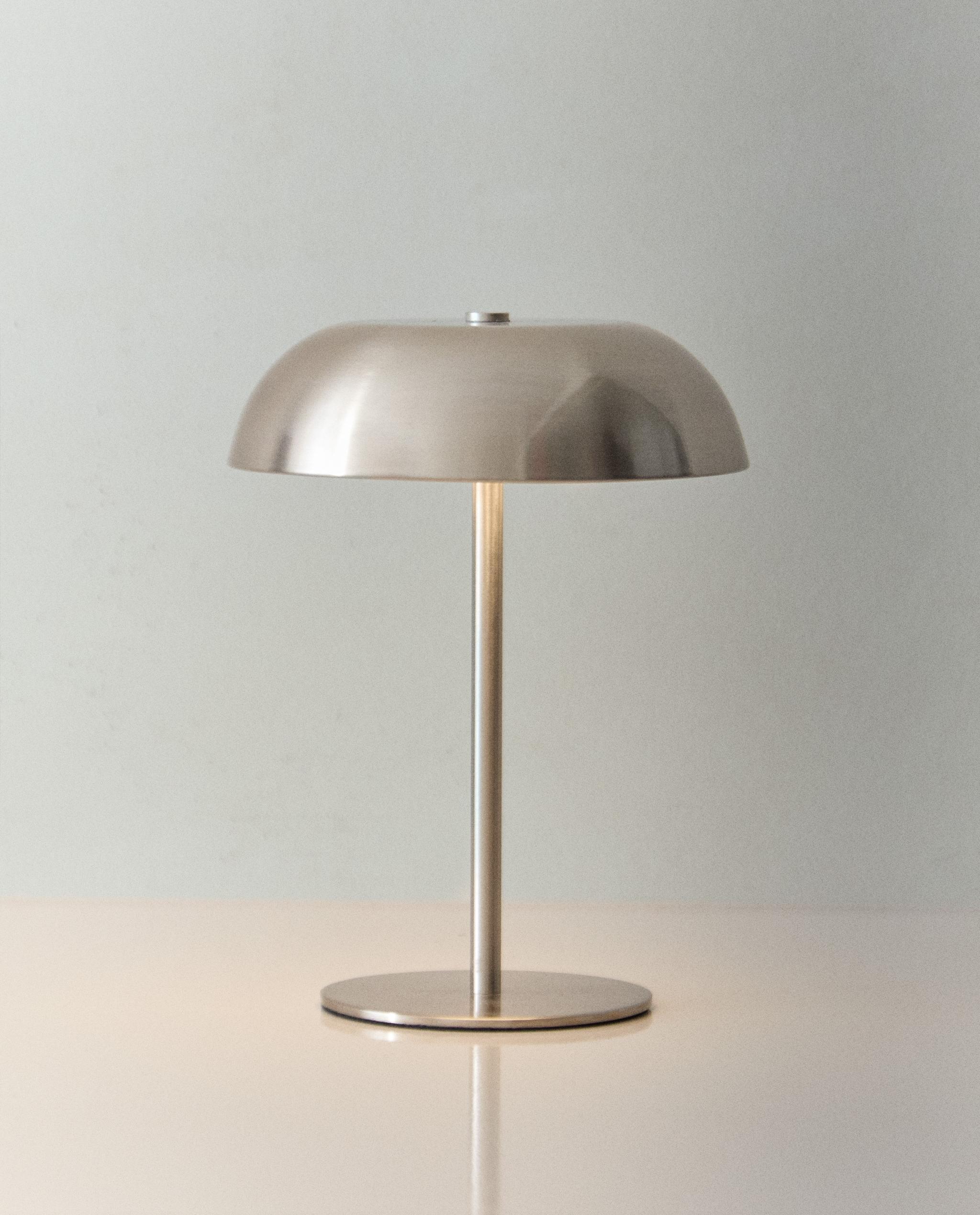 monochrome cordless table lamp