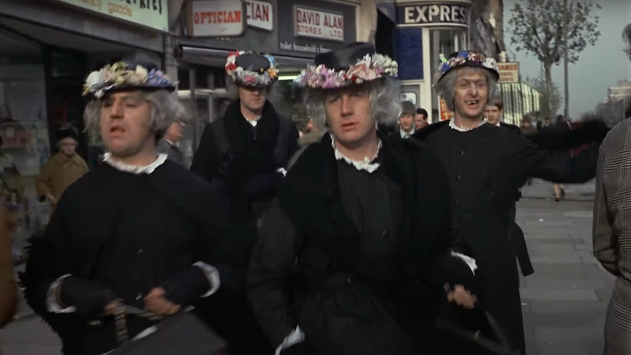 La pandilla Monty Python camina por la calle vestida como las abuelas del infierno en And Now For Something Completely Different.
