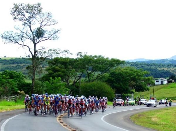 The peloton at the Volta Ciclistica Internacional de Gravatai