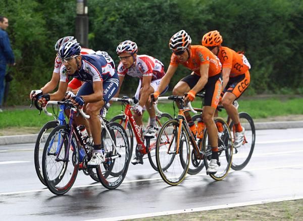 Gianluca Maggiore (DeRosa-Ceramina Flaminia) sets the pace in the break of the day.