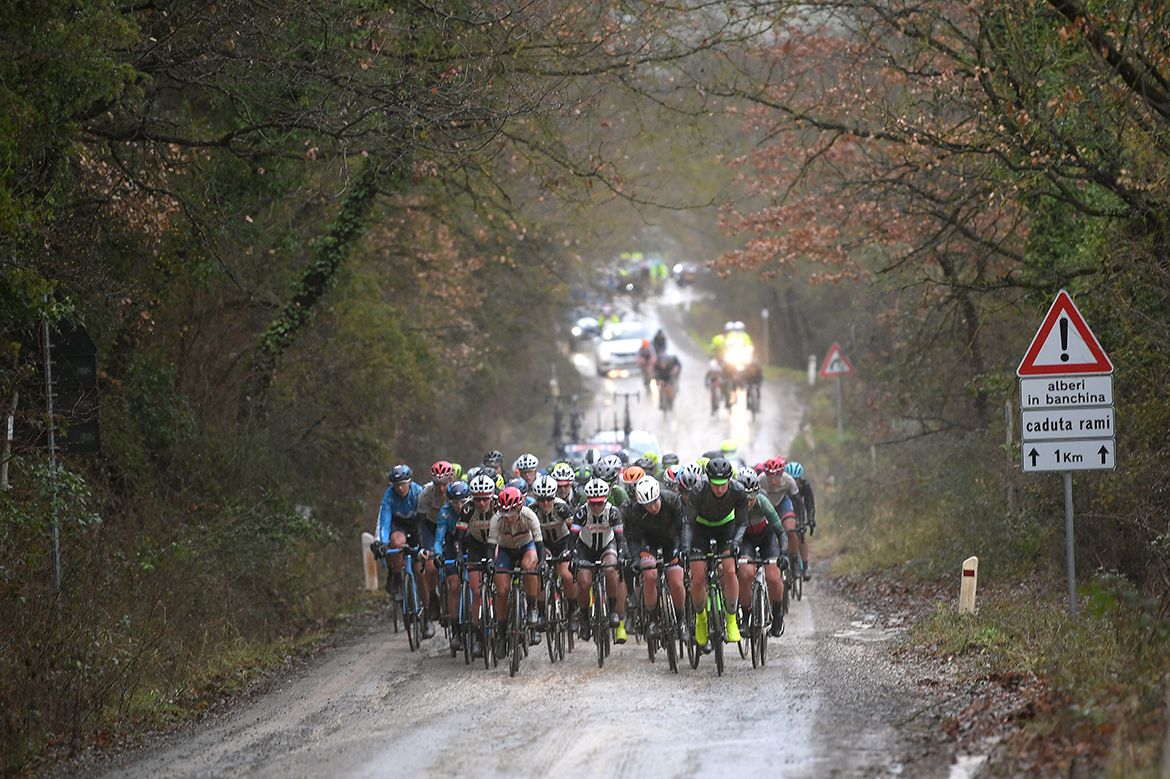 The peloton on the wet roads