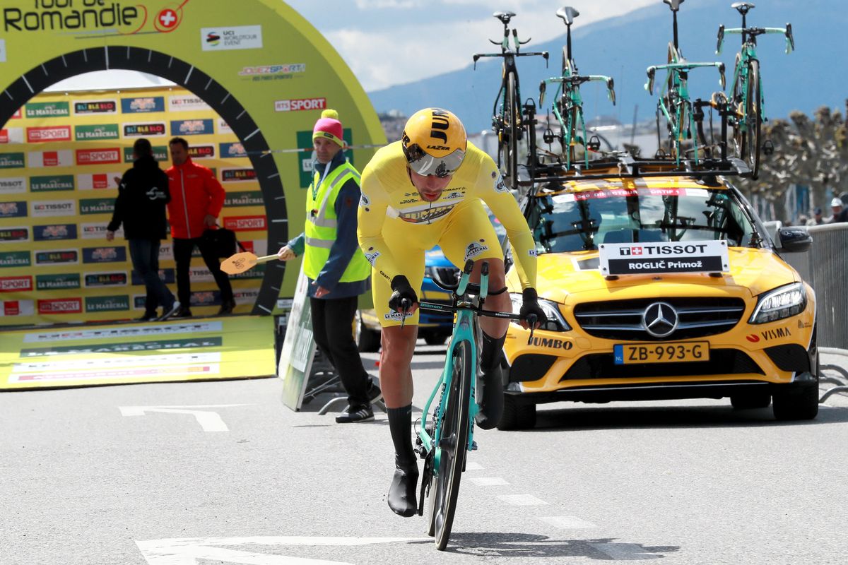 Roglic out on course
