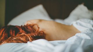 How does sleep affect weight loss: image shows woman sleeping naked