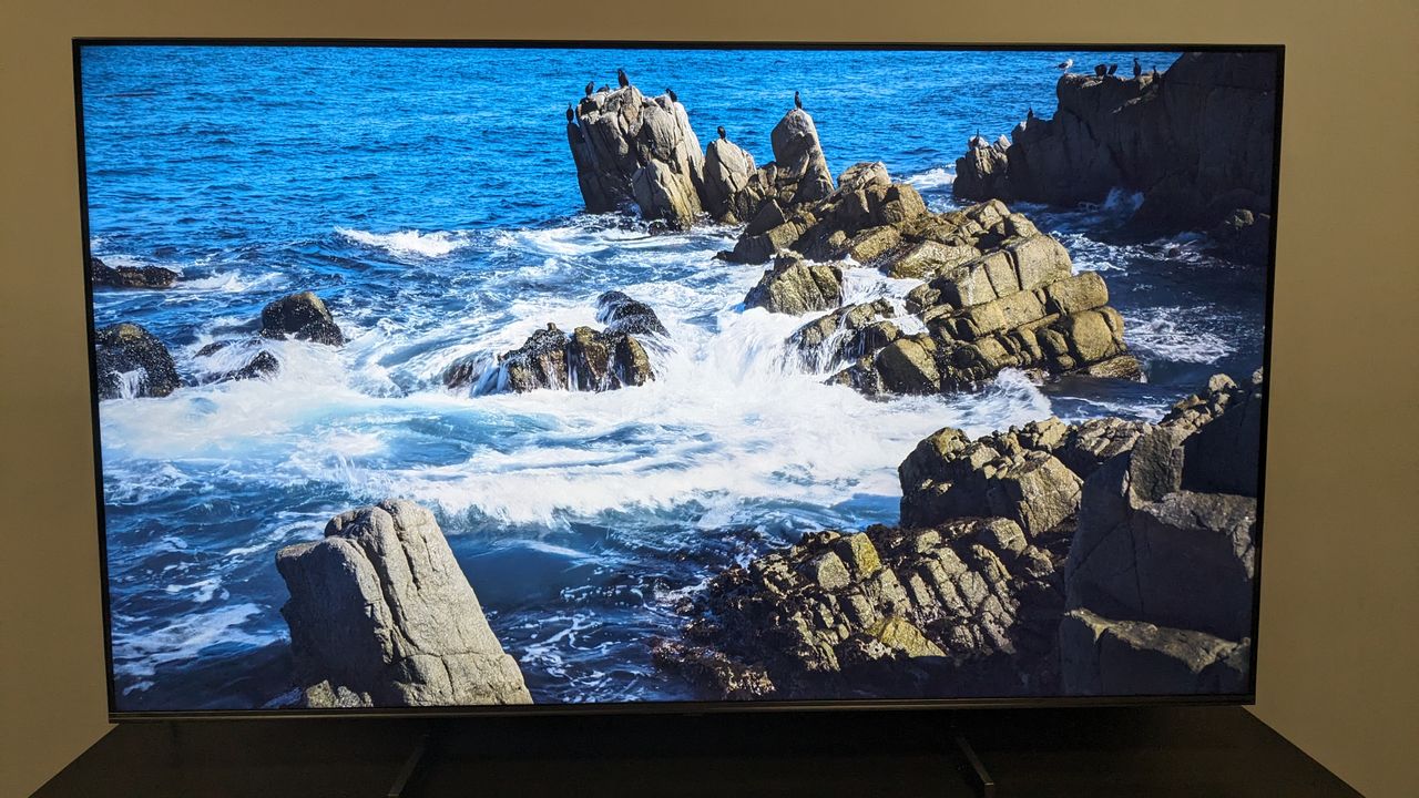 Hisense U6N with waves and rocks on screen