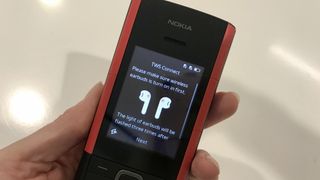 Nokia 5710 Xpress Audio con unos auriculares en la pantalla