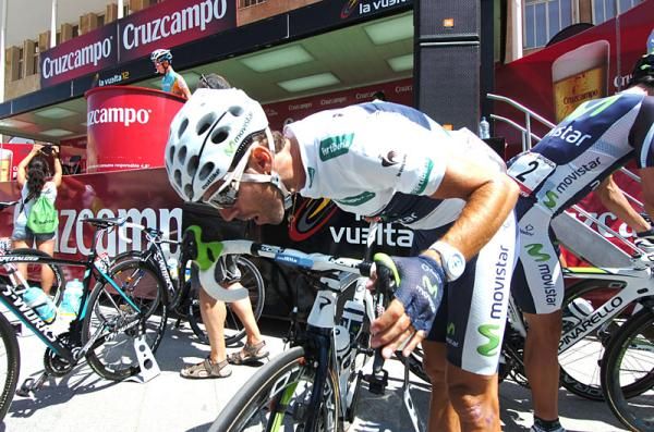 Alejandro Valverdeo (Movistar) adjusts his bike
