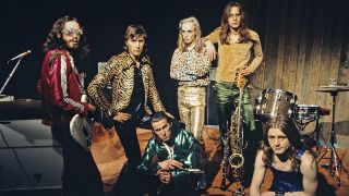 LONDON - JULY 05: L-R Phil Manzanera, Bryan Ferry, Andy Mackay (seated), Brian Eno, Rik Kenton, Paul Thompson (seated), Roxy Music posed group shot at the Royal College Of Art video studio, London on July 5 1972 (Photo by Brian Cooke/Redferns)