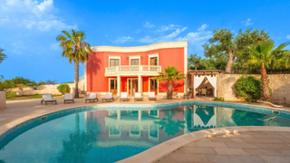 Pink villa with pool in Puglia.