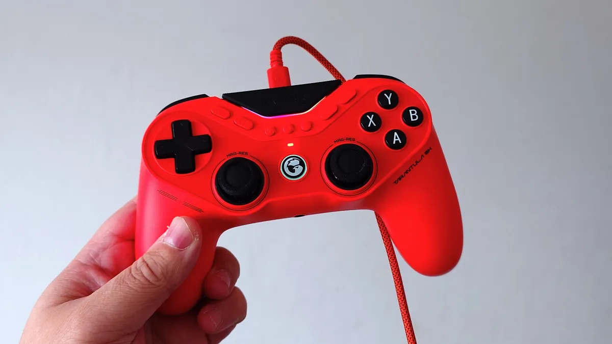 Дизайн и компоновка элементов управления GameSir Tarantula 8K Симметричное расположение стиков и форма корпуса GameSir Tarantula 8K