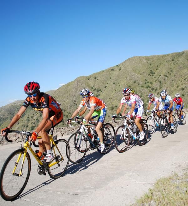 Michael Rasmussen (Miche) leads Vincenzo Nibali (Liquigas-Doimo) and Jose Serpa (Androni-Giacatolli)