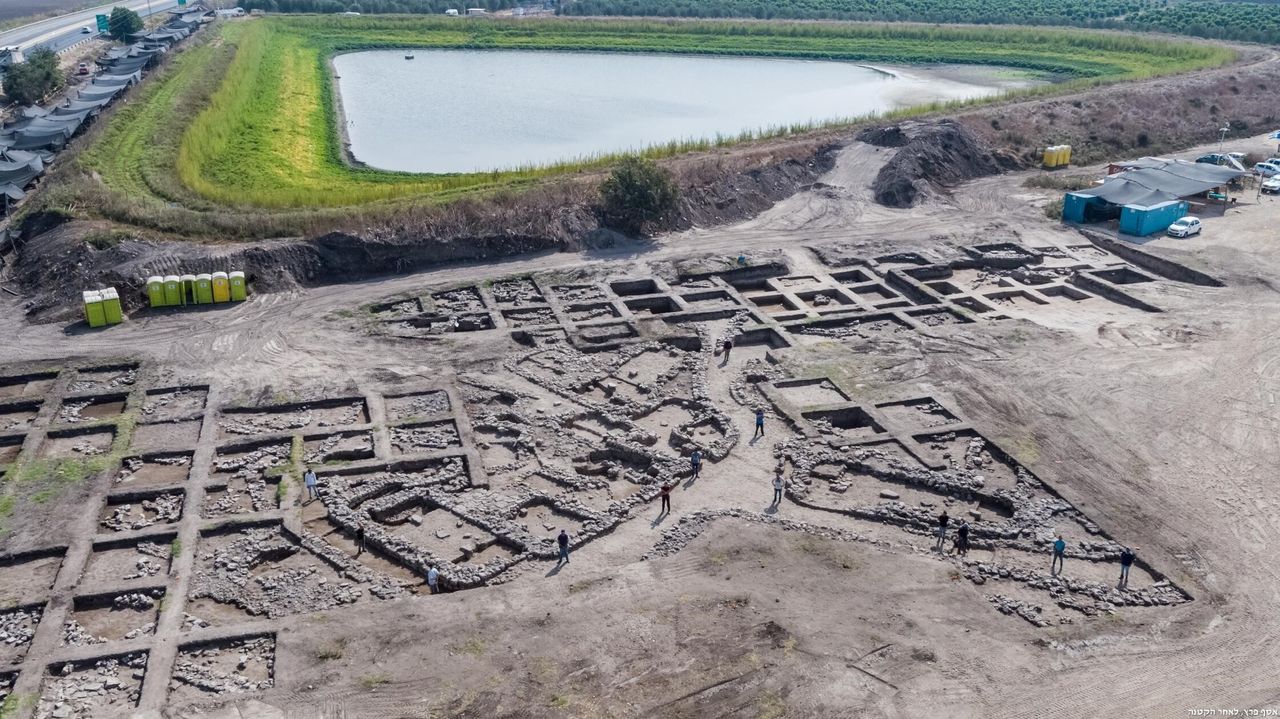 This is a huge city &ndash; a megalopolis in relation to the Early Bronze Age, where thousands of inhabitants, who made their living from agriculture, lived and traded with different regions and even with different cultures and kingdoms in the area.