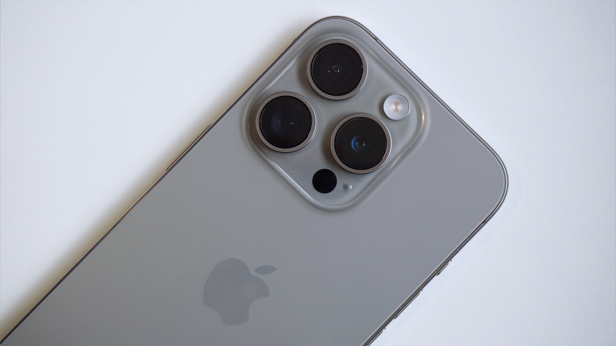 Revisión del iPhone 15 Pro con cámara trasera en ángulo plano