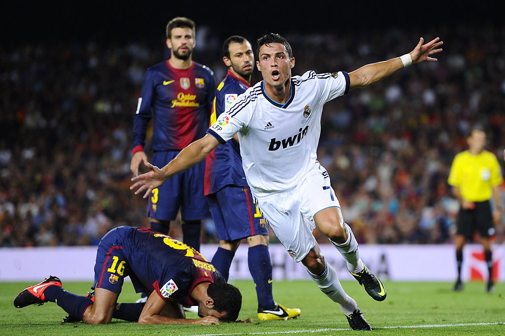 Cristiano Ronaldo del Real Madrid CF festeggia dopo aver segnato il gol di apertura durante la partita di andata della Supercoppa tra FC Barcelona e Real Madrid al Camp Nou il 23 agosto 2012 a Barcellona, ​​in Spagna.