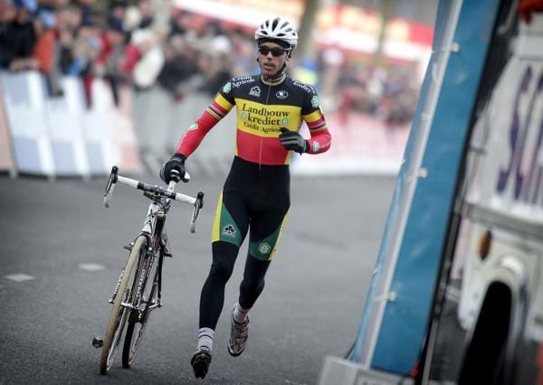 Sven Nys runs in his bike after snapping off his pedal in Gieten.