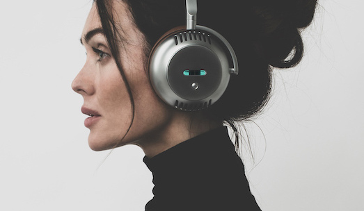 &amp;Eacute;coute Audio TH2 Bluetooth valve headphones being worn on the head