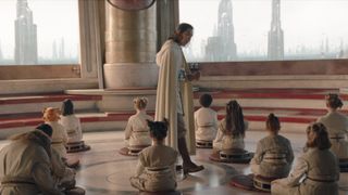 Maître Sol s'adresse à un certain nombre de jeunes assis au Temple Jedi de Coruscant dans Star Wars : L'Acolyte.