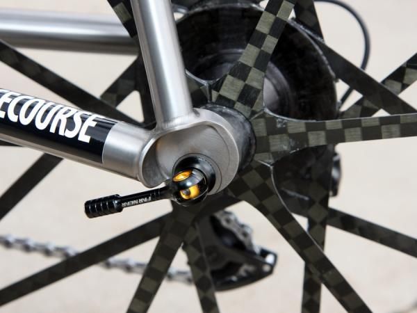 Chunky dropouts leave plenty of room for the stays.