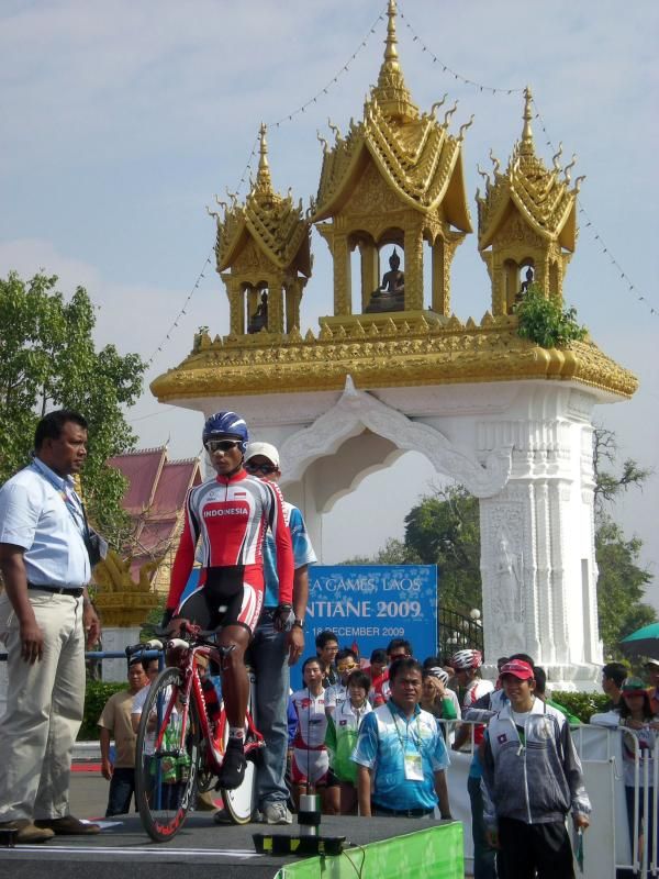 Tonton Susanto on the start line of the time trial in front of the That Luong temple