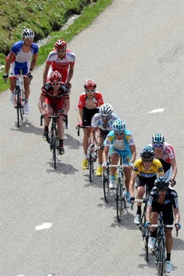 The peloton goes single file