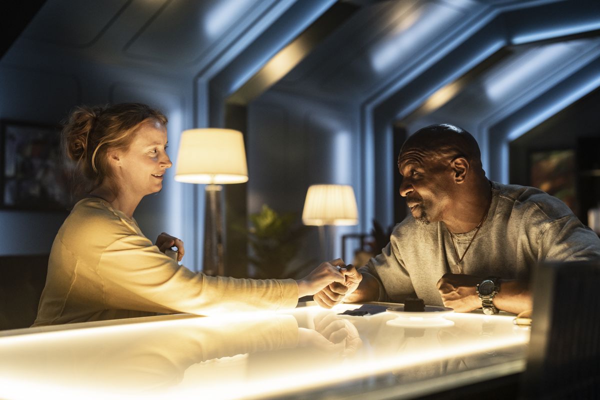 Kersti Bryan, Terry Crews in Tales of the Walking Dead season 1 episode 1