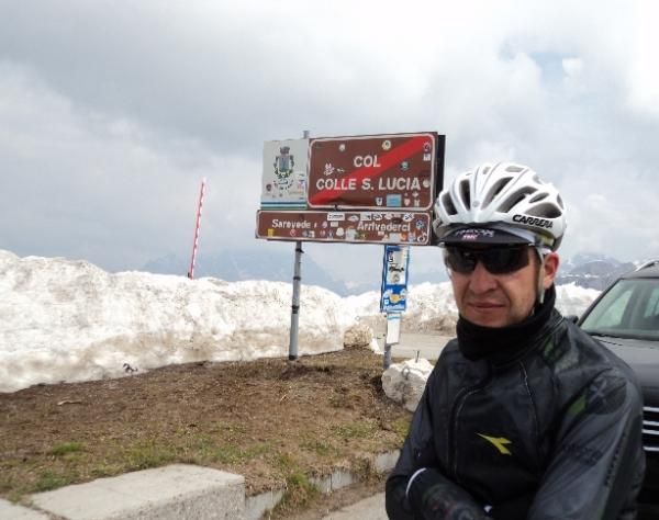 Carlos Sastre takes a break from recon