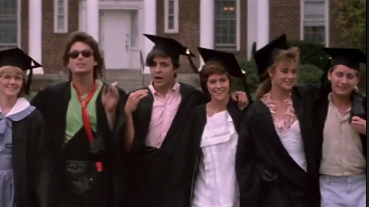 卒業式のガウンを着たセント エルモズ ファイアーのキャストたち。