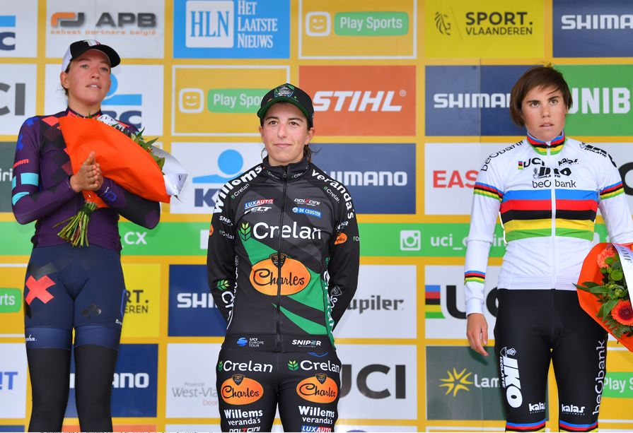 Maud Kaptheijns atop the podium