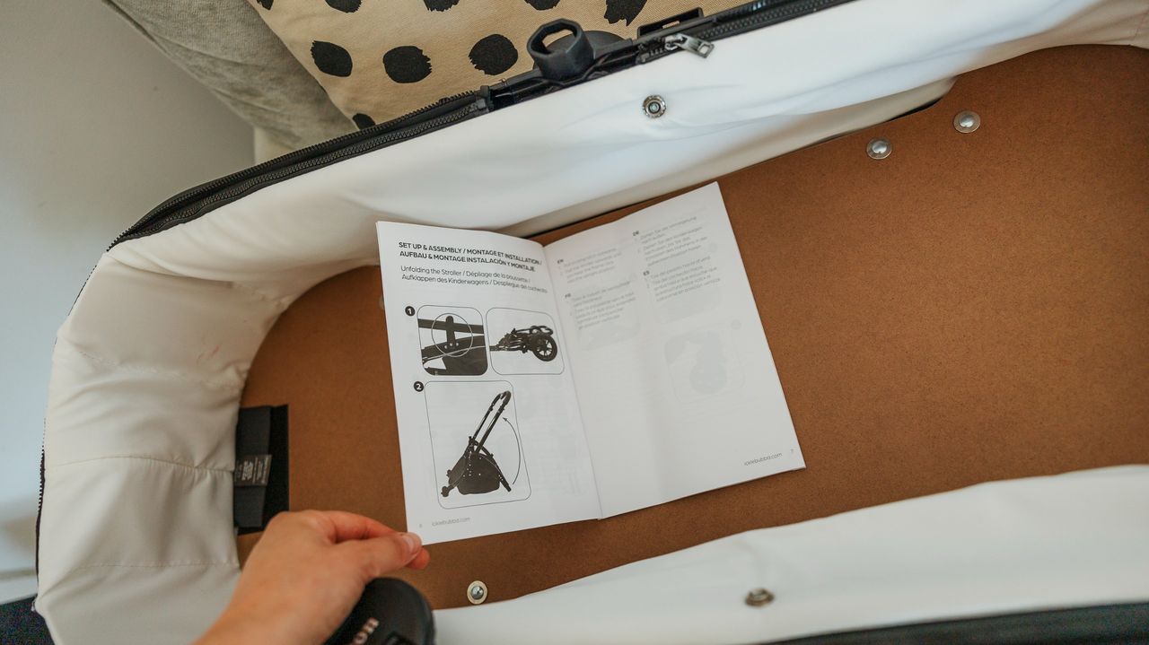 Unboxing and assembling the Ickle Bubba Stomp Luxe Elements pram chassis