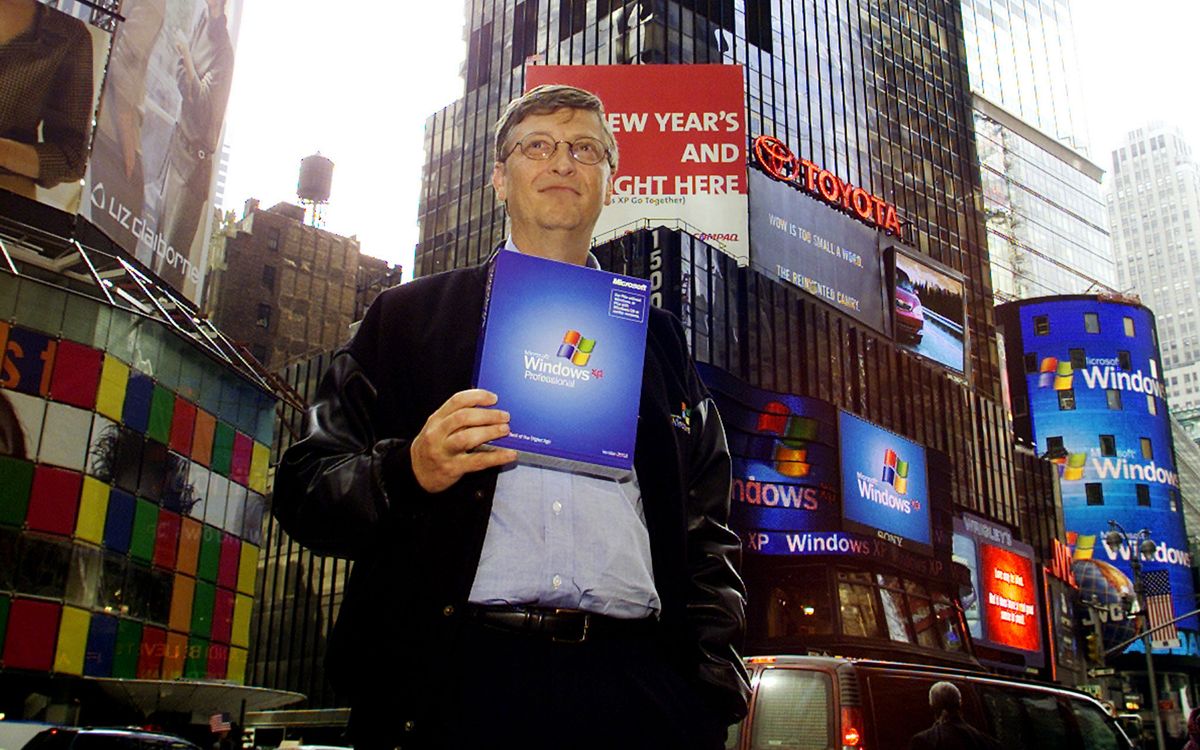 Bill Gates holds a copy of Windows XP in Time Square