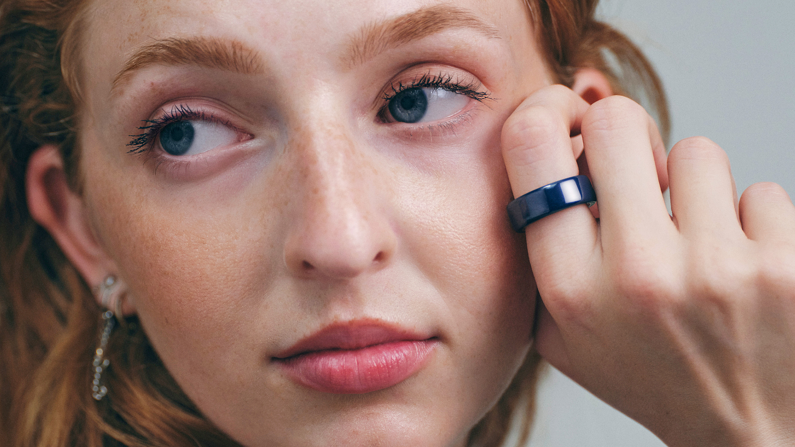 Close-up of the Oura Ring 4 Ceramic
